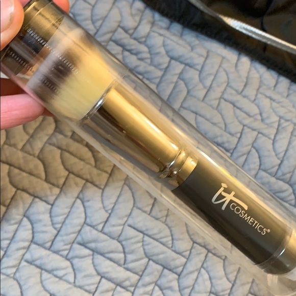 it cosmetics Other - NWT It cosmetics Heavenly Luxe Flat top Buffing #6